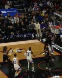 B体育官方网站-无处不在！博纳奋力追防 腾空暴起送科利尔遮天大帽